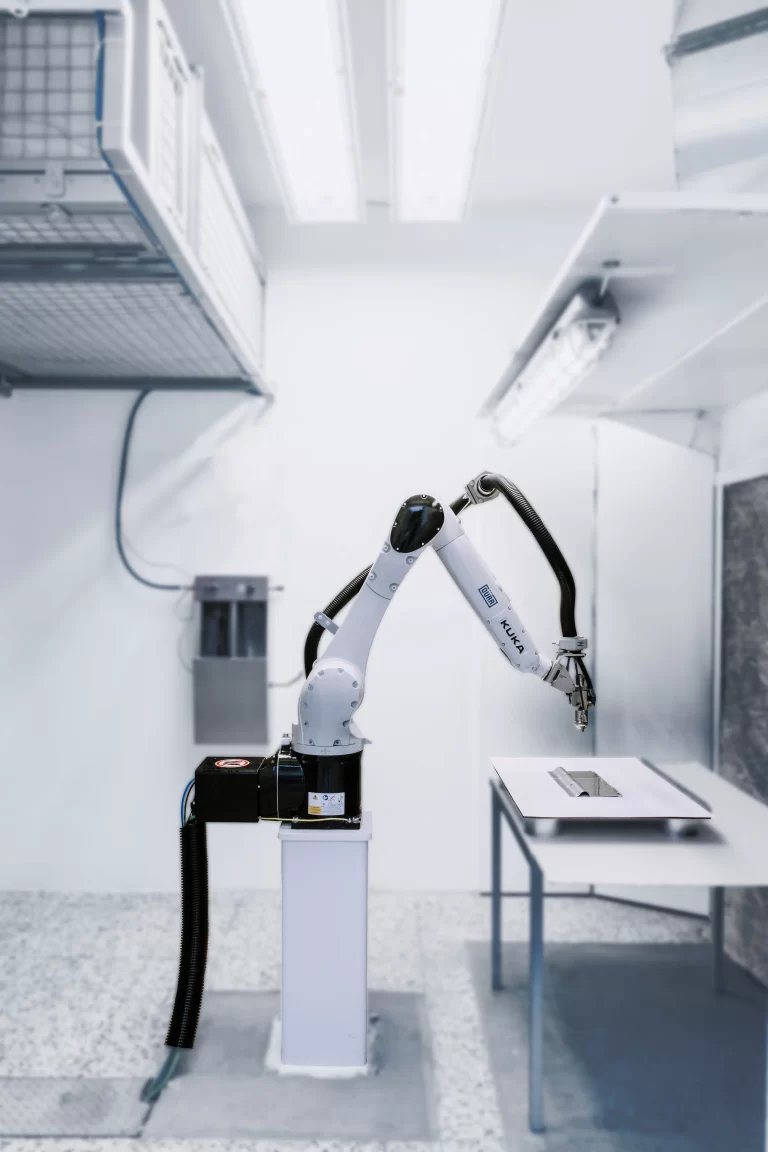 Robot met spuitpistool optimaliseert lakproces met AI‑data