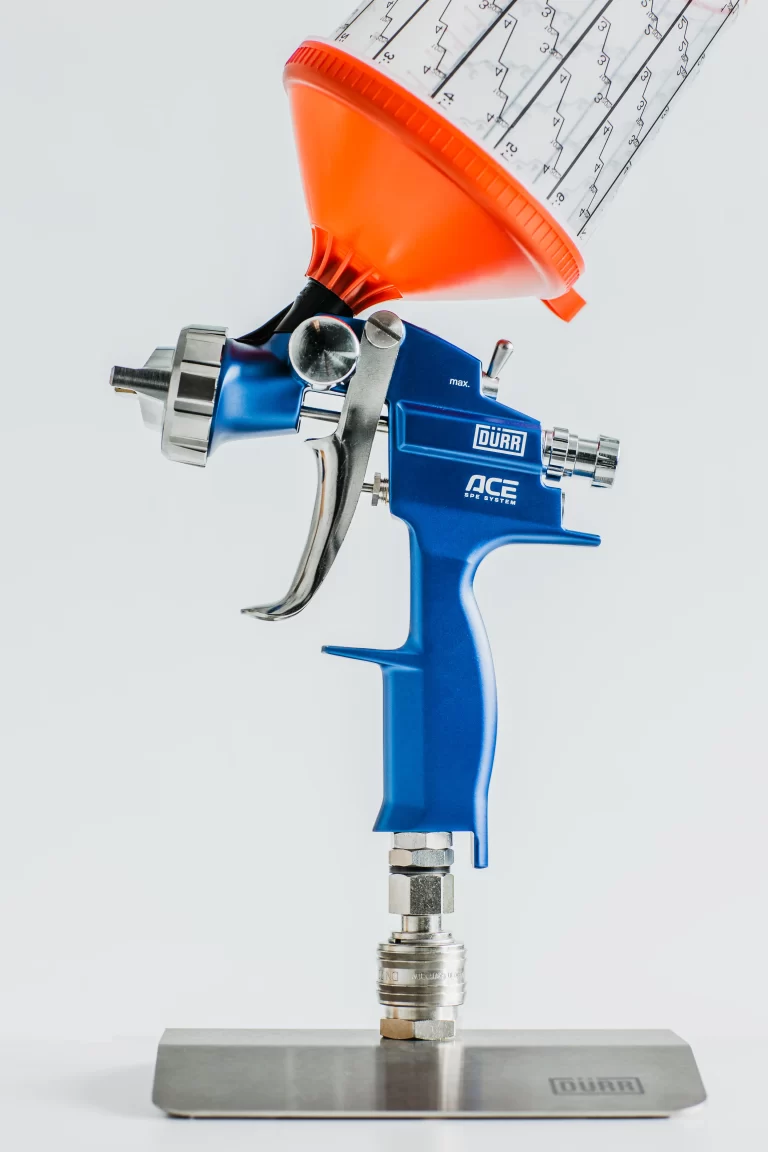 Dürr EcoGun ACE spuitpistool in gebruik op houtoppervlak