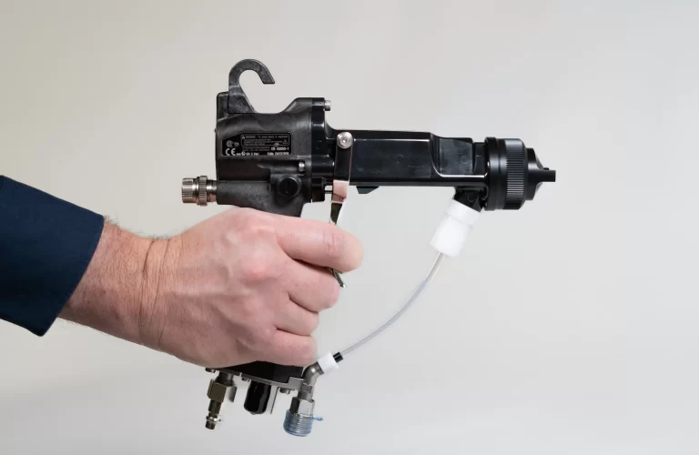 Elektrostatisch spuiten van een houten paneel met geleidende opspanning